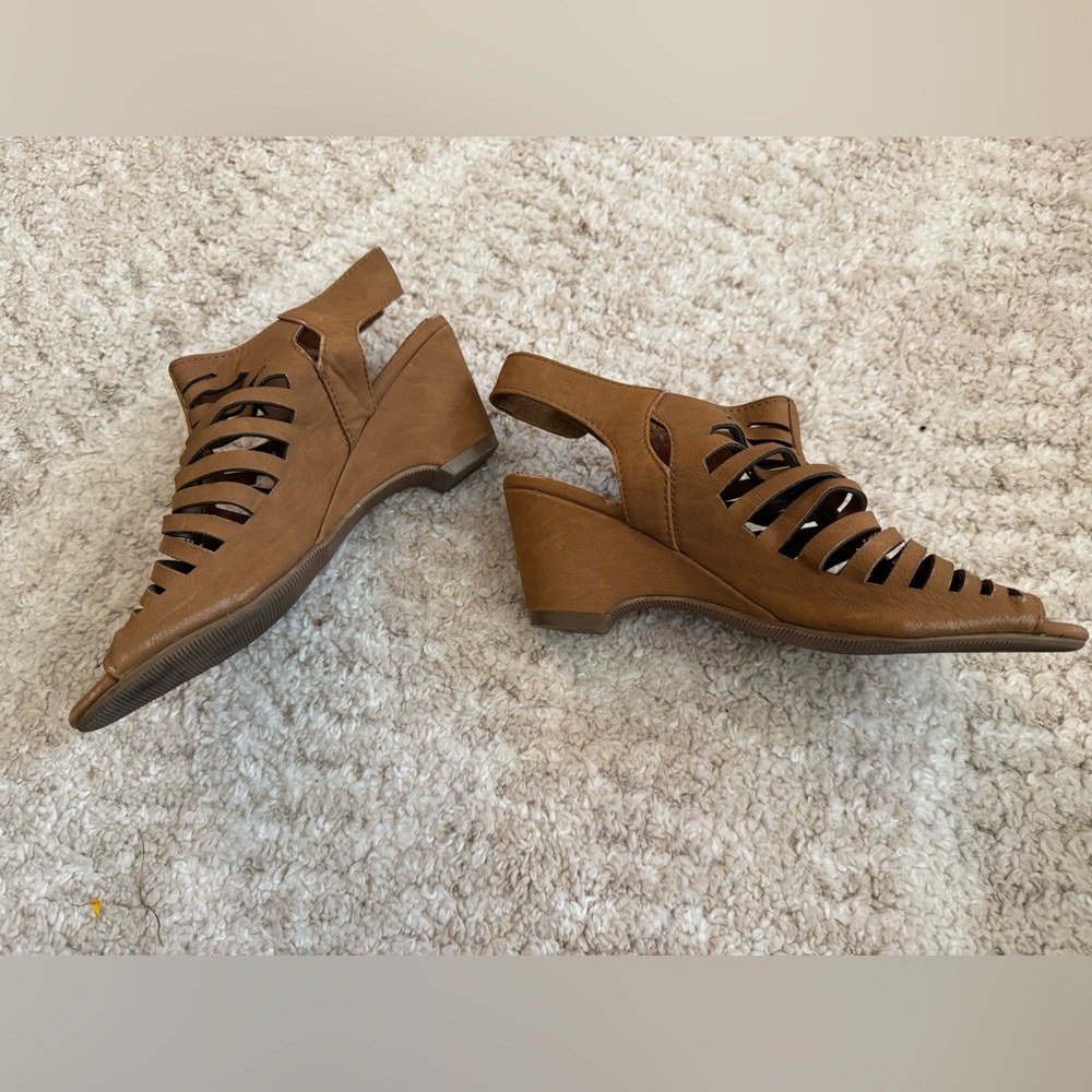 Soda girls cut out wedge heel sandals - approx size 13 - Picture 5 of 7